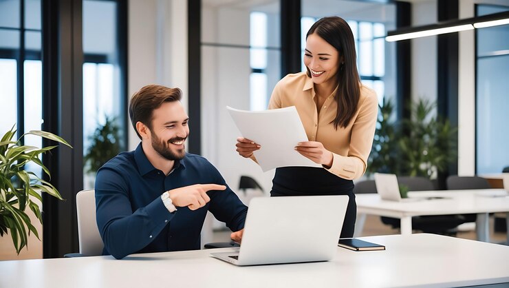 Gente ejecutiva feliz y ocupada trabajando juntos en la oficina