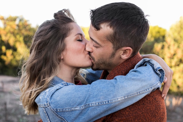 Foto gente encantadora besándose y siendo cariñosos el uno con el otro.