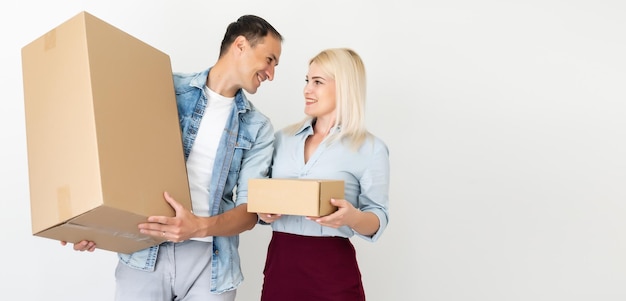 gente, entrega, envío y concepto de servicio postal - pareja feliz abriendo caja de cartón o paquete en casa