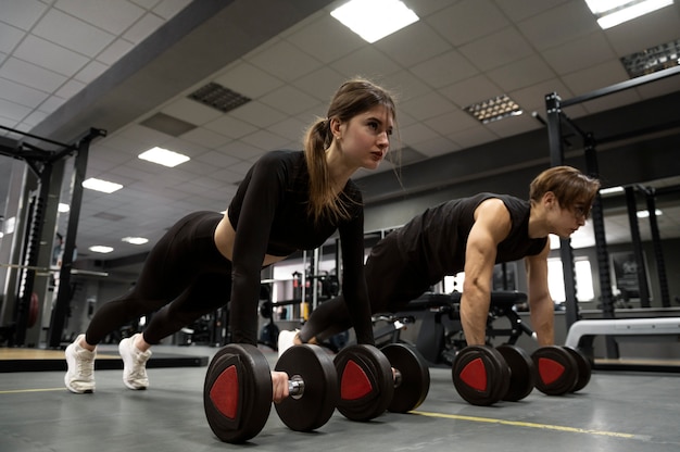 Foto gente entrenando junto con levantamiento de pesas.