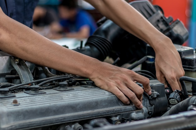 Foto la gente es un motor de reparación usa una llave para trabajar