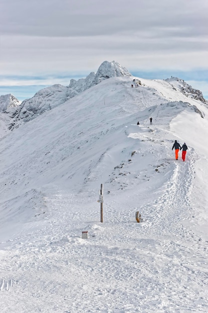 Gente escalando en Kasprowy Wierch de Zakopane en Tatras en invierno. Zakopane es una ciudad en Polonia en las montañas Tatra. Kasprowy Wierch es una montaña en Zakopane y la zona de esquí más popular de Polonia