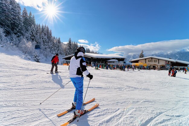 Gente Esquiadores esquiando en la estación de esquí Zillertal Arena en Tirol en Mayrhofen de Austria en los Alpes invernales. Esquí en montañas alpinas con nieve blanca y cielo azul. Pistas nevadas austriacas. Sol brillando.