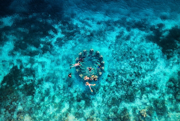 La gente está buceando cerca del famoso lugar en la isla de Gili Meno Indonesia Vista aérea Turismo submarino en el océano Imagen de viaje de la isla de Gili Meno Indonesia