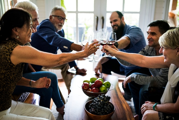 La gente está celebrando juntos