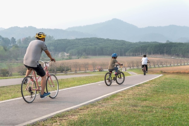 La gente está haciendo ejercicios en bicicleta en las calles del parque.