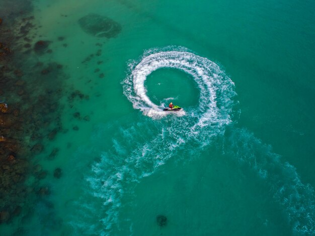 La gente está jugando jet ski en el mar durante las vacaciones