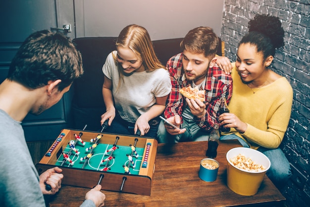 la gente está jugando un juego de mesa de fútbol en la mesa