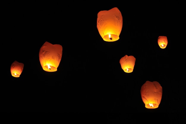 La gente está lanzando una linterna al cielo