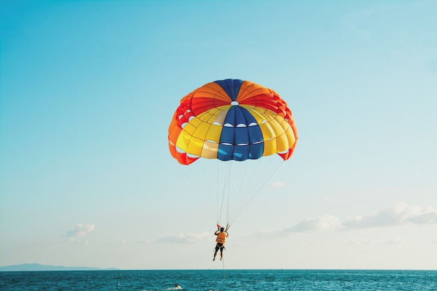 La gente está parasailing en la playa de Pattaya.