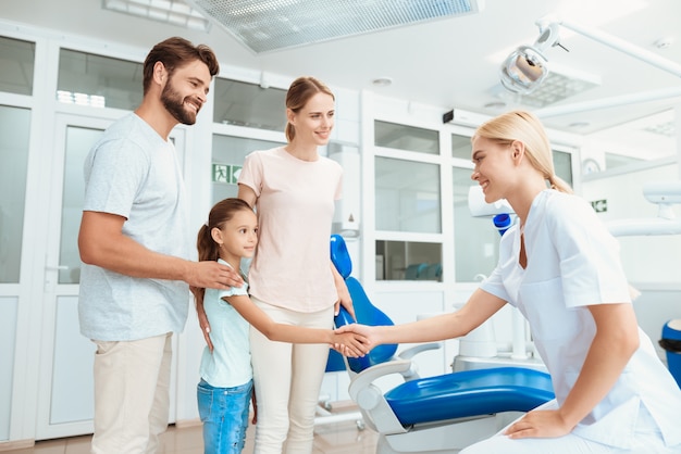 La gente está sonriendo y divirtiéndose con un médico.