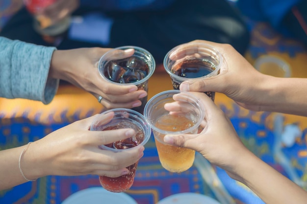 La gente está tomando un vaso de bebida