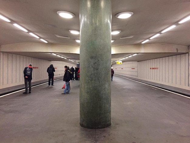 Gente en la estación de metro