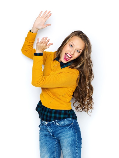 Foto gente, estilo y concepto de moda - mujer joven feliz o niña adolescente con ropa informal divirtiéndose y aplaudiendo