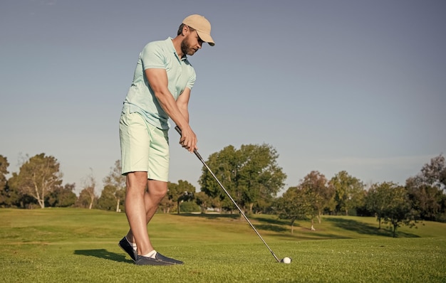 Gente estilo de vida hombre jugando en hierba verde naturaleza actividad de verano