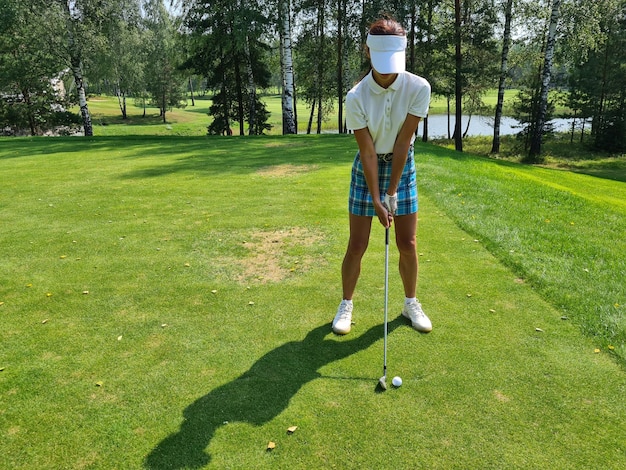 Gente estilo de vida mujer jugando al golf