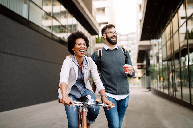 Gente feliz amigos eco transporte ciudad bicicleta diversión concepto