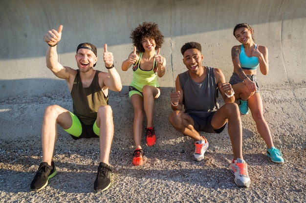 Gente feliz cheerfuk en ropa deportiva descansando