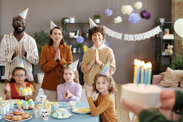 Gente feliz esperando pastel de cumpleaños