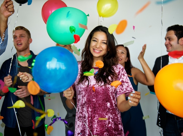 Gente feliz con globos