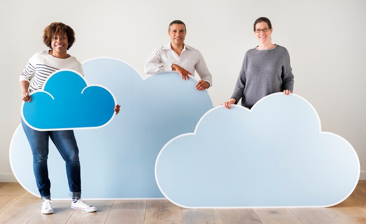 Foto gente feliz con iconos de nube y tecnología