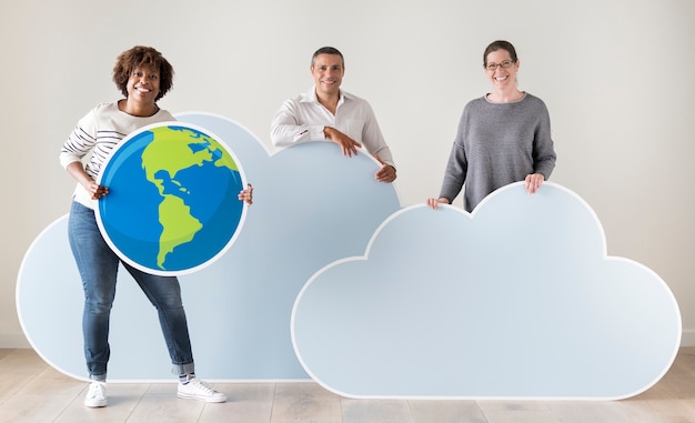 Foto gente feliz con iconos de tecnología y nube