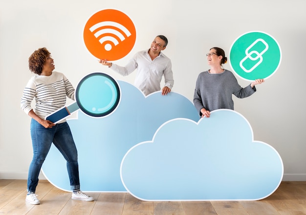 Foto gente feliz con iconos de tecnología y nube