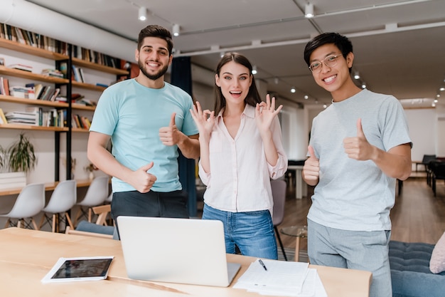 Gente feliz milenaria trabaja en la oficina