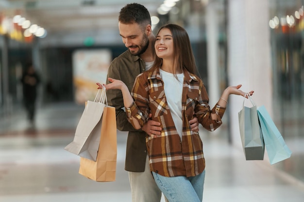 Gente feliz Una pareja joven está en el supermercado juntos