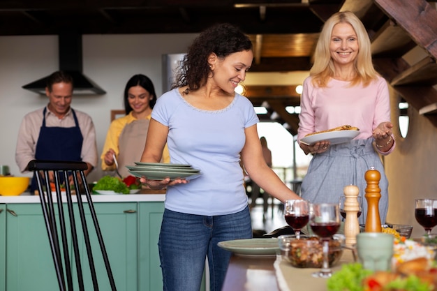 Gente feliz de tiro medio con comida