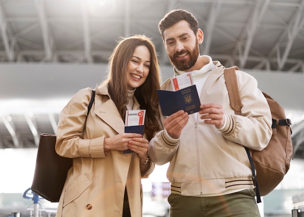 Foto gente feliz de tiro medio con pasaportes.