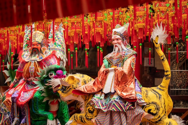 La gente del Festival de los Fantasmas de China usa coloridos dioses de papel para sacrificar