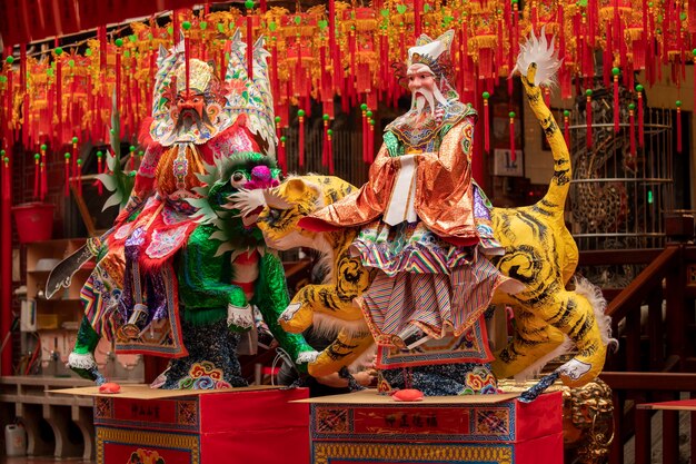 La gente del Festival de los Fantasmas de China usa coloridos dioses de papel para sacrificar