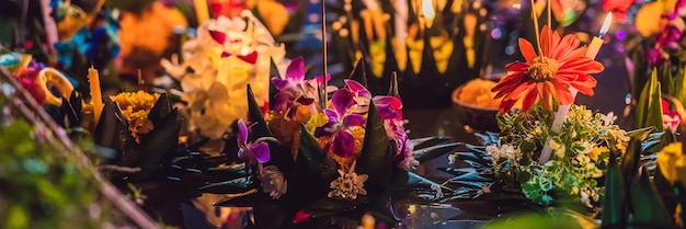 la gente del festival loy krathong compra flores y velas para encender y flotar en el agua para celebrar el loy