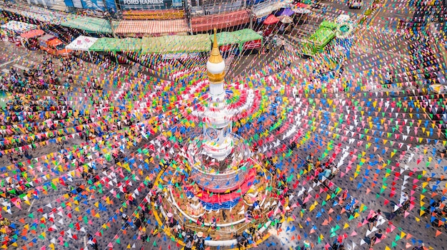 Gente en el Festival de Songkran en el centro de la provincia de Sukhothai