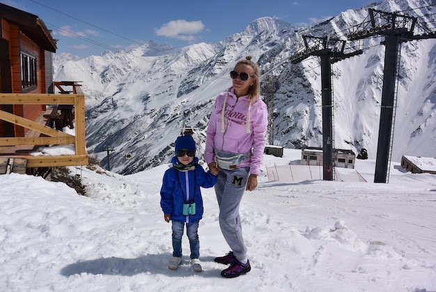 Gente en el fondo del teleférico de la góndola y las montañas nevadas de Elbrus 2019 Rusia