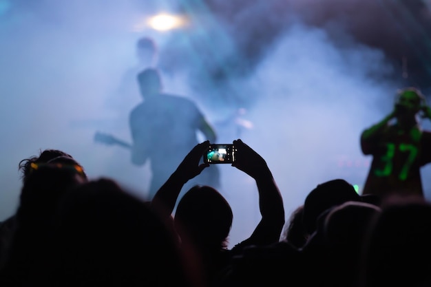 Gente fotografiando en un concierto de música