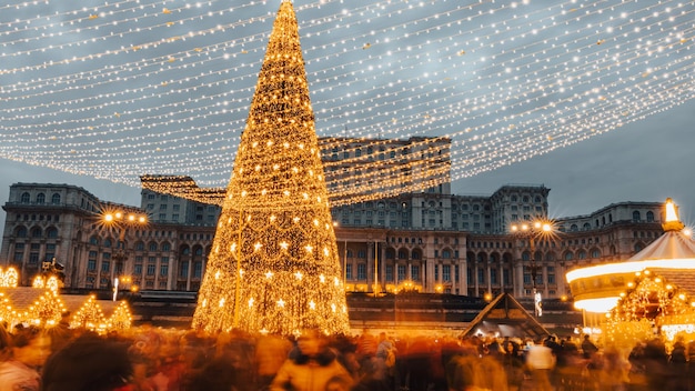 Foto gente frente al árbol de navidad