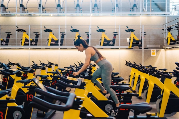 Foto gente en el gimnasio