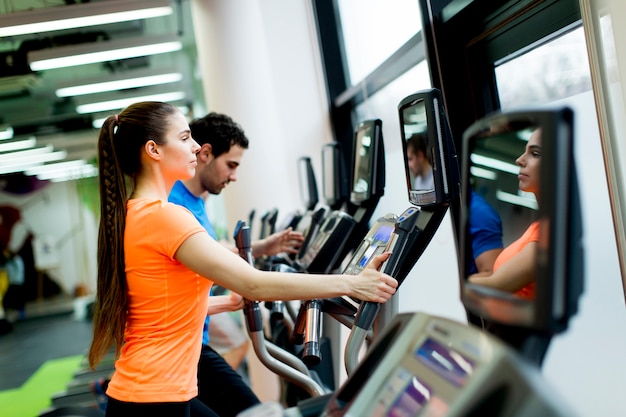 Foto gente en el gimnasio