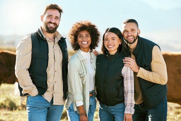 Gente de granja de vacas y retrato de un par de amigos en vacaciones en el campo en la comunidad agrícola Sonrisa de diversidad y sostenibilidad Experiencia de vacaciones del día de la tierra de un grupo de amigos con vacas