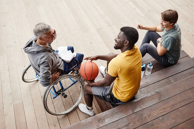 Gente hablando de partido de baloncesto