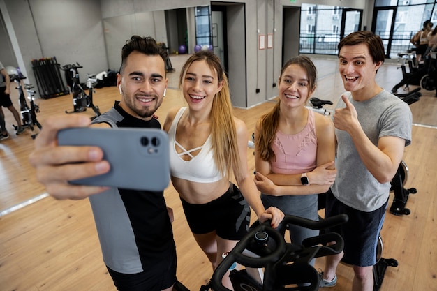 Gente haciendo ciclismo indoor