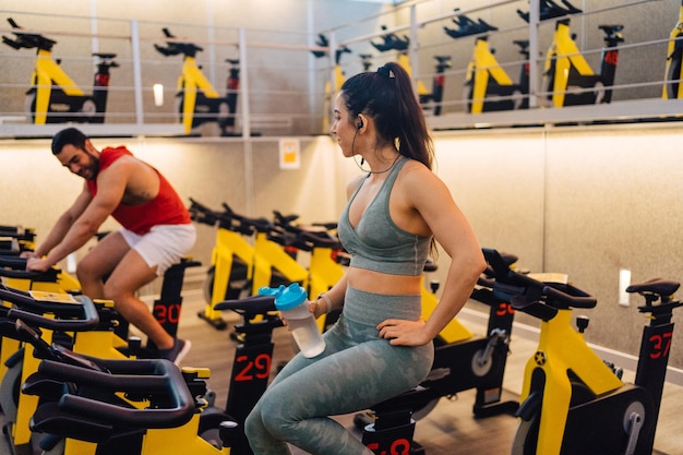Gente haciendo ejercicio en el gimnasio