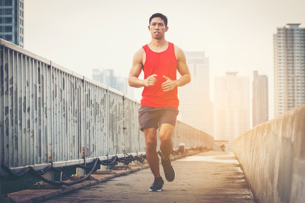 Gente haciendo ejercicios y calentando antes de correr y trotar; Estilo de vida saludable cardio juntos al aire libre