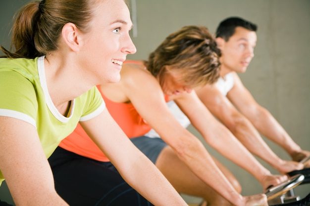 gente haciendo gimnasio ciclismo