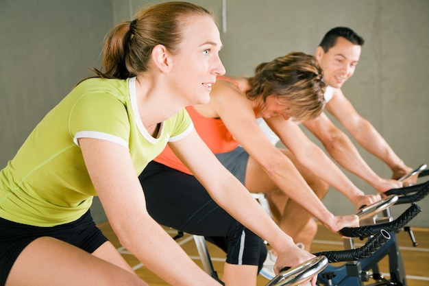 gente haciendo gimnasio ciclismo