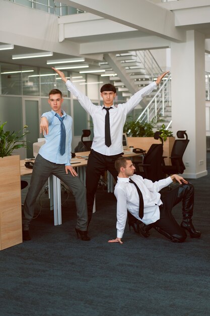 Foto gente haciendo movimientos de baile de voguing en interiores