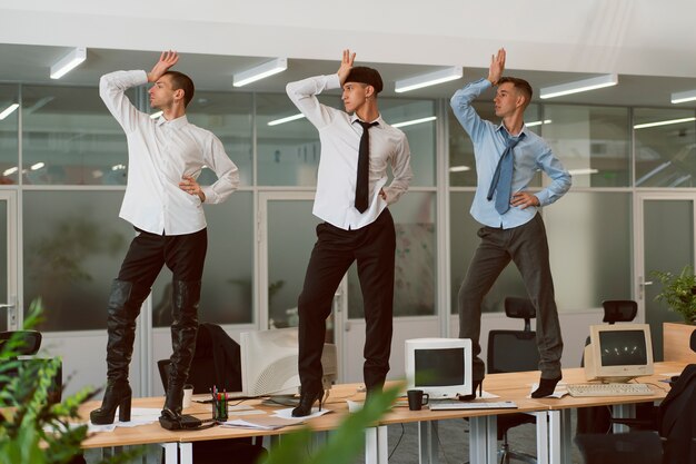 Foto gente haciendo movimientos de baile de voguing en interiores