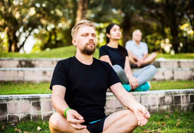 Gente haciendo yoga en el parque